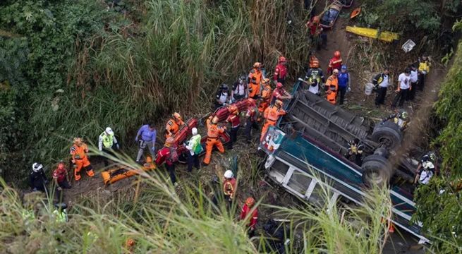 Caída de bus al abismo deja alrededor de 56 muertos en Guatemala