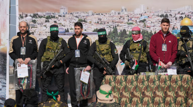 Hamás libera a tres rehenes israelíes en el sur de Gaza