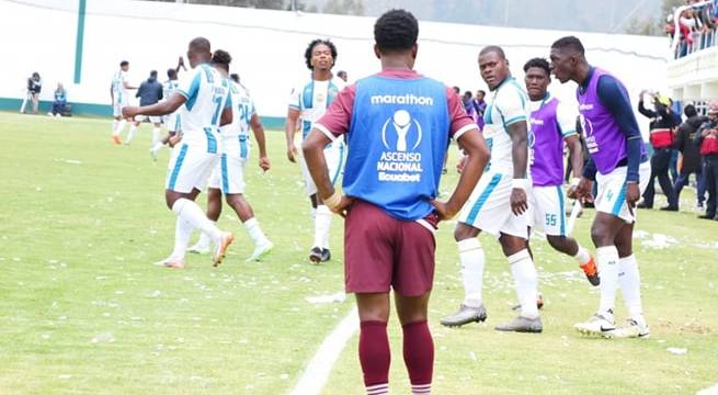 Muere entrenador en plena práctica de su equipo profesional de fútbol