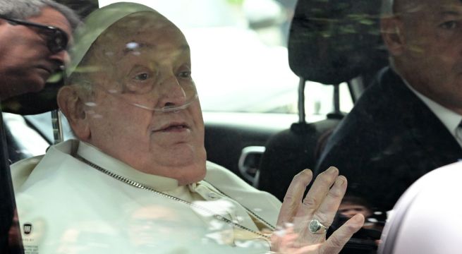 Papa Francisco reaparece tras 5 semanas hospitalizado en Roma: 
