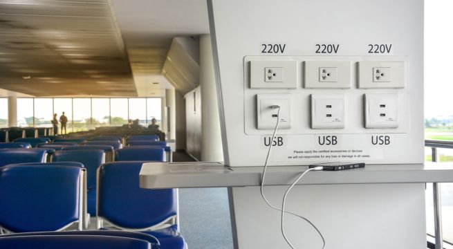 Esta es la peligrosa razón por la que no deberías cargar tu celular en un aeropuerto