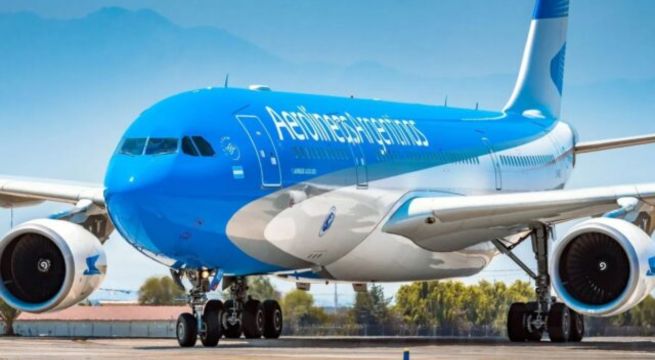 Avión tuvo que sobrevolar casi una hora para aterrizar: controlador se habría quedado dormido