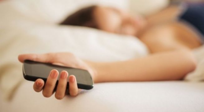 Esto es lo que te puede pasar si duermes con el celular en la mano o debajo de la almohada