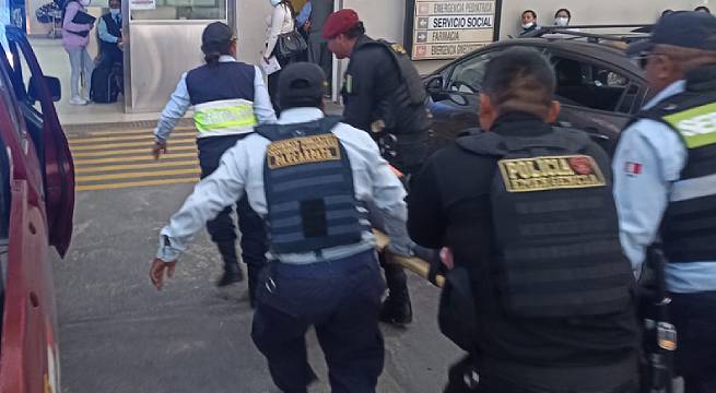 Mujer quedó al borde de la muerte tras ser acuchillada por su pareja en la calle