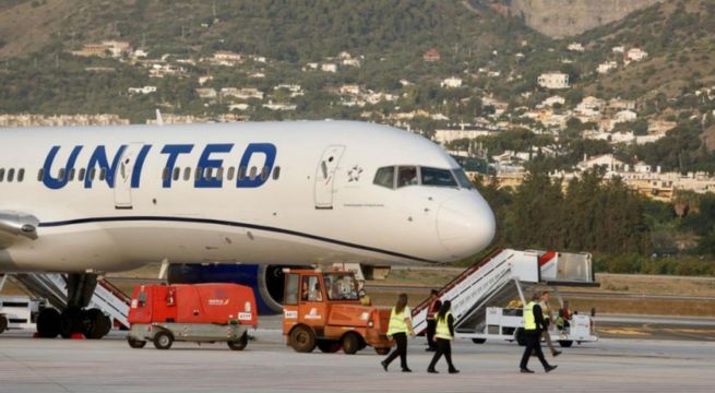 Ala de avión de United Airlines se incendia y aterriza de emergencia porque uno de los motores succionó a un conejo