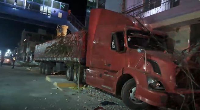 Tráiler se desengancha y colisiona con varios vehículos