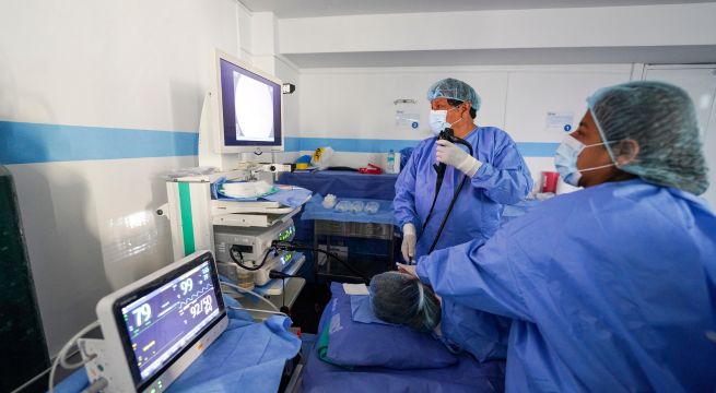 Médicos salvan la vida de un hombre atragantado con un trozo de chicharrón