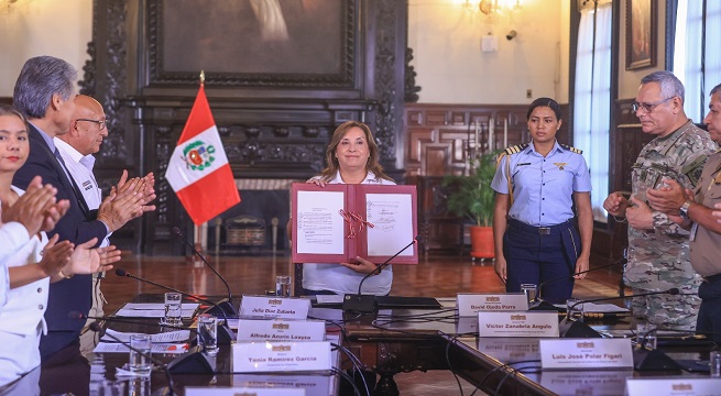 Dina Boluarte promulga ley que permite a la Policía usar armas de fuego en delitos flagrantes