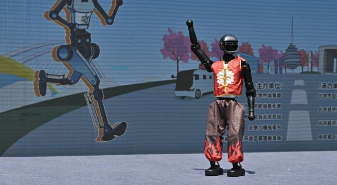 Histórico: robots corren su primera media maratón en China
