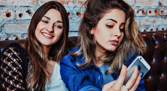 ¿Los adolescentes pasan más horas con sus padres o en las redes sociales?