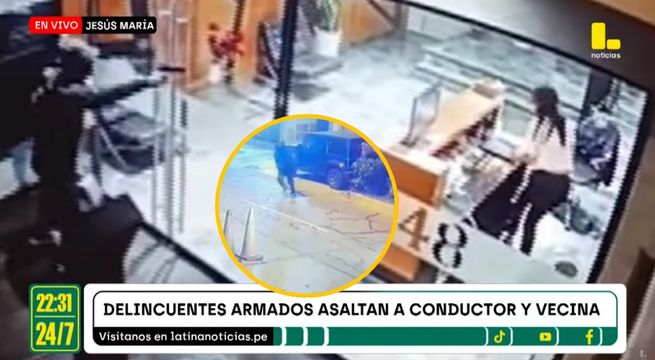 Delincuentes encañonan a hombre dentro de su camioneta y luego asaltan a su esposa [VIDEO]
