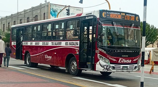 Extorsionadores balean bus lleno de pasajeros de la empresa Etusa en San Juan de Lurigancho