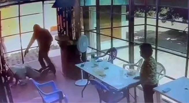 Alcalde y su madre de 93 años sufren asalto a mano armada durante almuerzo en restaurante