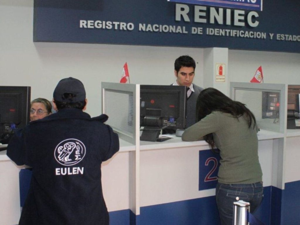 Reniec amplía horario en 8 agencias de Lima tras informe de Latina Noticias