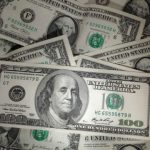 ¿A qué se debe la caída del dólar?