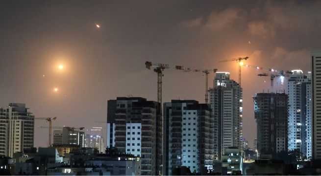 Misiles iraníes contraatacan a Israel: gobierno activa alerta y ordena a la población refugiarse
