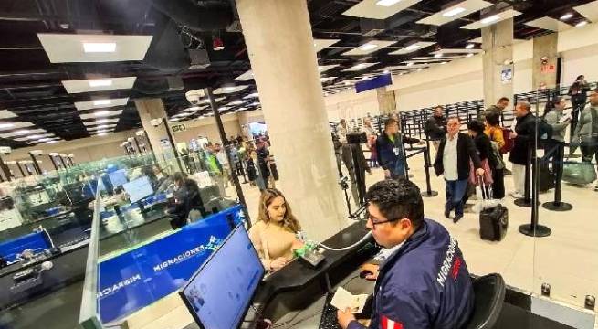Nuevo Aeropuerto Jorge Chávez: Turistas extranjeros esperan más de una hora en control migratorio