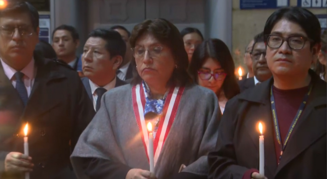 Delia Espinoza y trabajadores del Ministerio Público realizaron una vigilia en rechazo a Patricia Benavides