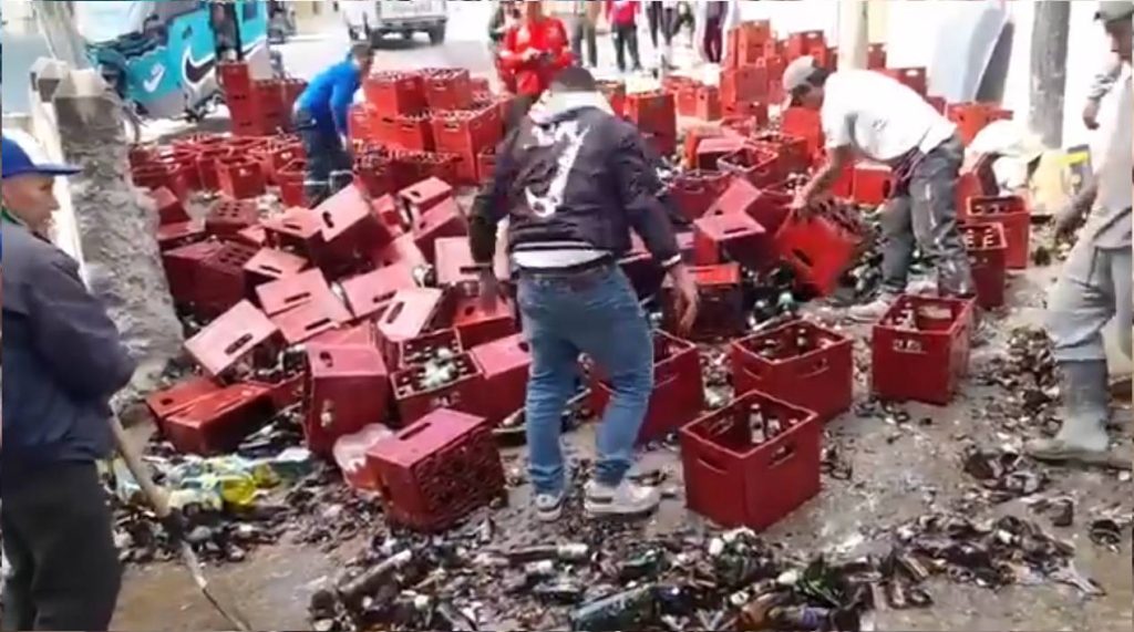 Camión de cerveza sufre serio percance y las botellas terminan en la pista