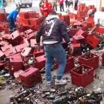 Camión de cerveza sufre serio percance y las botellas terminan en la pista