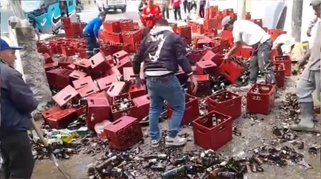 Camión de cerveza sufre serio percance y las botellas terminan en la pista