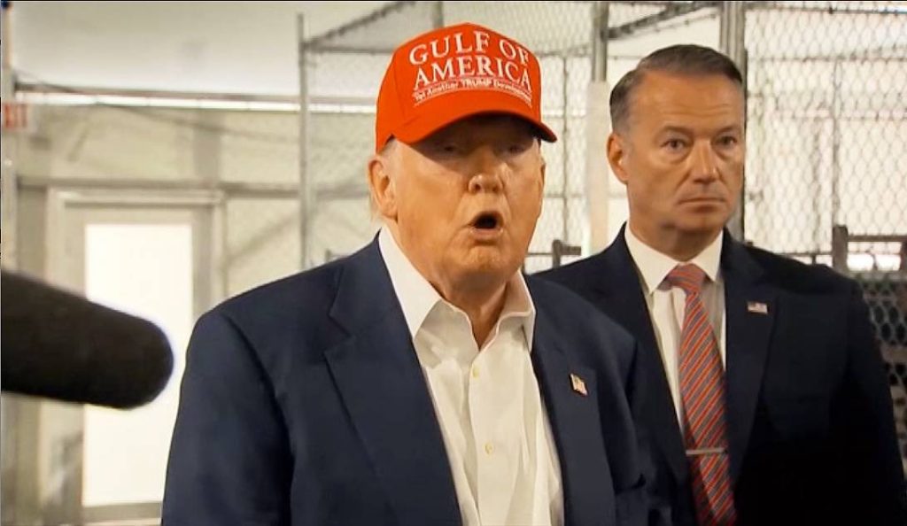 Trump bromea sobre fuga de migrantes en nuevo centro de detención rodeado de caimanes