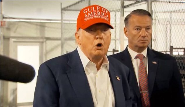 Trump bromea sobre fuga de migrantes en nuevo centro de detención rodeado de caimanes