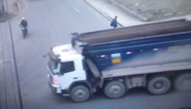Camión sin conductor provoca múltiple choque en Villa El Salvador