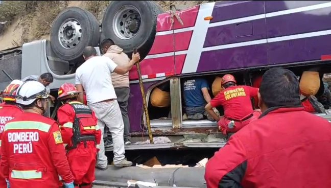 Tragedia en carretera: 17 muertos deja volcadura de bus que iba de Lima a La Merced | VIDEO