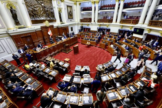 Dos congresistas renuncian a la bancada de Bloque Magisterial y pasan a la de Somos Perú