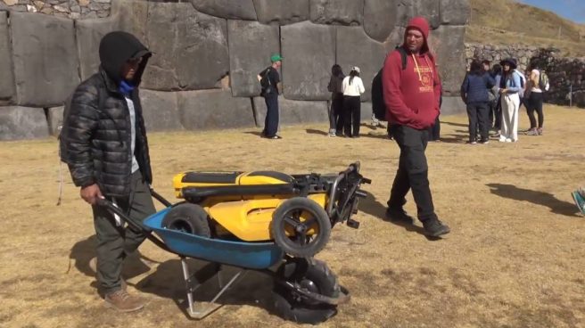 Cusco: Intervienen a turistas que usaban georradar en Sacsayhuamán y retienen máquina