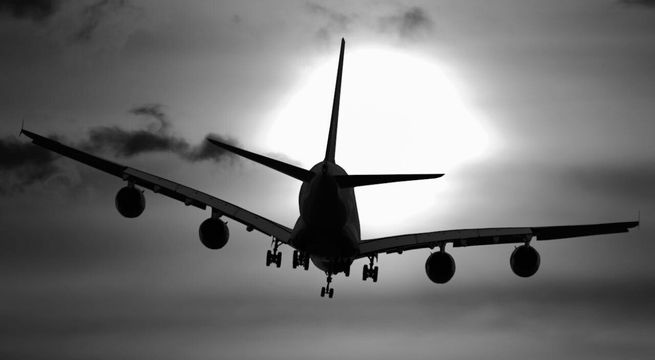 Avión sufre trágico accidente con casi 50 personas a bordo