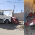 Hombre es aplastado por tráiler que perdió el control: pared cayó sobre él tras impacto | VIDEO