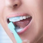 Mujer de 37 años en Perú presentó problemas bucales por crema dental con fluoruro de estaño