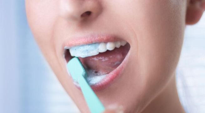 Mujer de 37 años en Perú presentó problemas bucales por crema dental con fluoruro de estaño