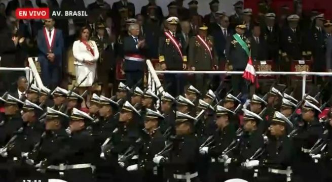 Marina de Guerra tiene impecable presentación en desfile en Av. Brasil