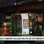 Camión termina volcado en plena Vía Evitamiento | VIDEO