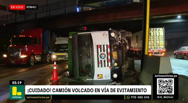 Camión termina volcado en plena Vía Evitamiento | VIDEO