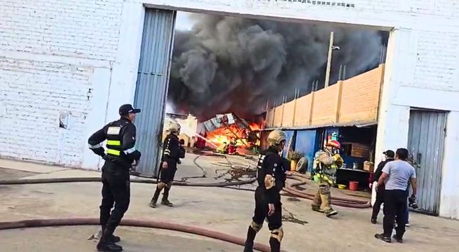 Feroz incendio consume fábrica en Puente Piedra | VIDEO