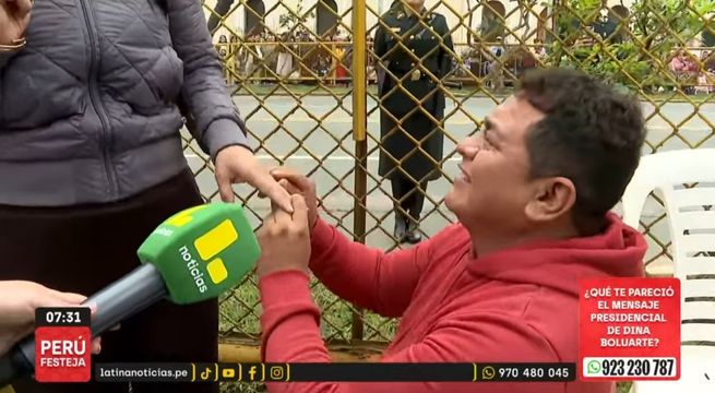 Hombre le pide perdón y luego matrimonio a su pareja previo a la Gran Parada Militar