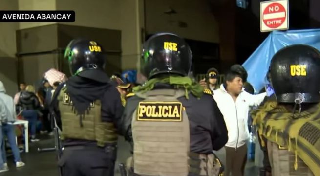 Policía desaloja a mineros tras diez días de plantón frente al Congreso