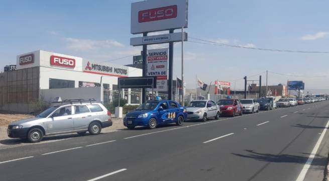 Tacna: bloqueos de carreteras generan escasez de GLP y largas colas en grifos