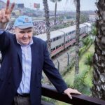 Rafael López Aliaga habría infringido neutralidad por publicitar trenes con representantes de su partido