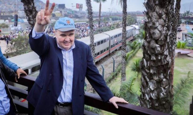 Rafael López Aliaga habría infringido neutralidad por publicitar trenes con representantes de su partido