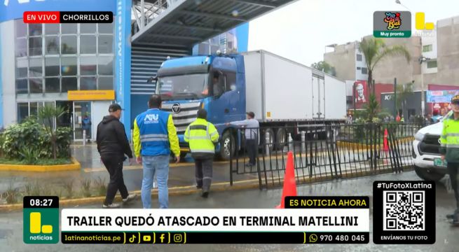 Tráiler termina atascado en estación Matellini del Metropolitano | VIDEO