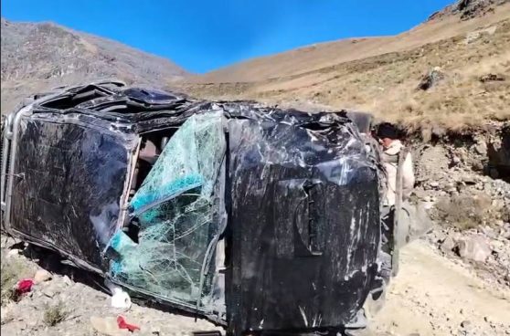 Camioneta cae a abismo y mueren tres personas | VIDEO