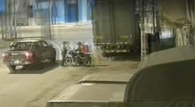Cámara muestra nuevo ángulo de ataque que acabó con policía fallecido y otro herido