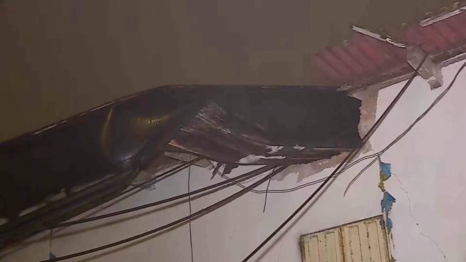 Grúa que cargaba cruz metálica se volcó y aplastó casas en Ventanilla