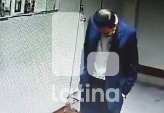 Imágenes exclusivas de Martín Vizcarra en carceleta del Poder Judicial