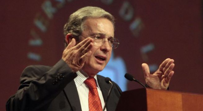 Expresidente Álvaro Uribe condenado a 12 años de prisión domiciliaria por fraude y soborno en Colombia